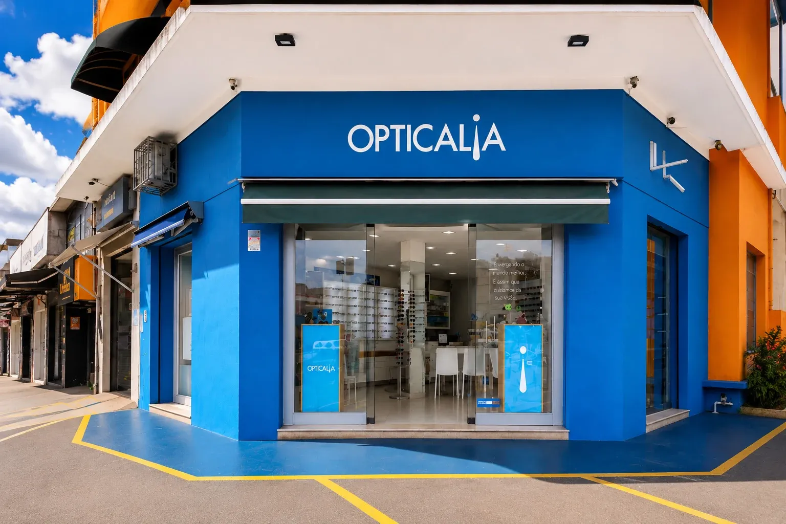 Loja Opticalia de rua, na esquina
